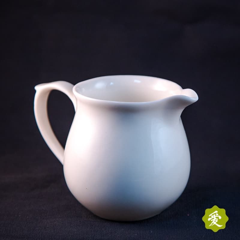 Сливник (ча хай) классический белый из керамики