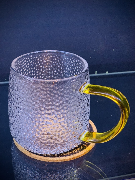 Стеклянная рельефная кружка с желтой ручкой 300 мл